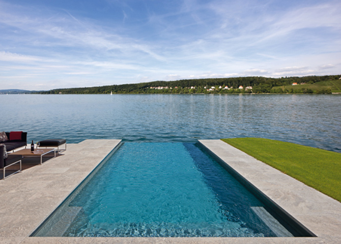 Piscine à débordement