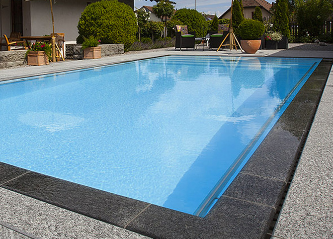 Piscine en miroir à débordement